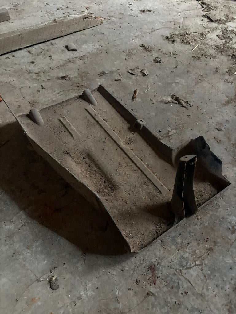 Mercedes w124 brandstofpompdeksel, Ophalen