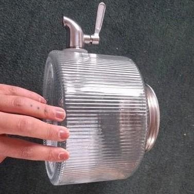 Glazen drankdispenser, Ophalen