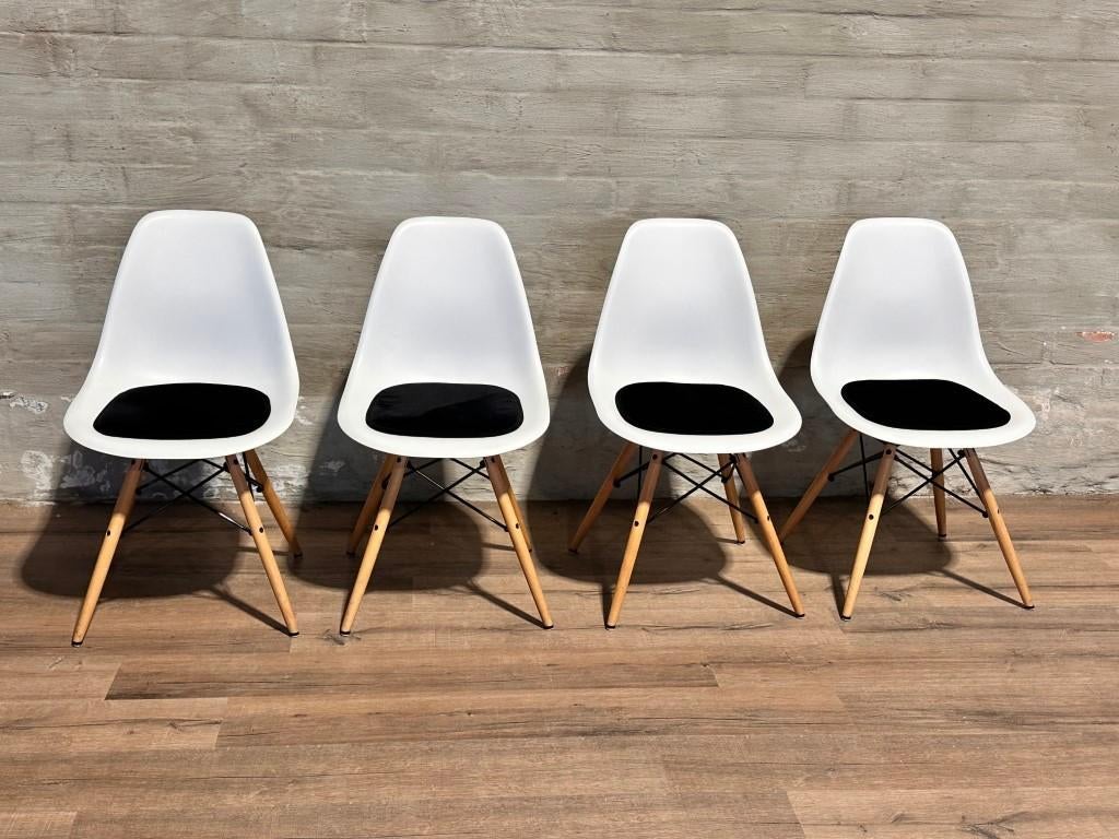 4 Eams Kuipstoelen zonder armleuning / prijs per stuk, Huis en Inrichting, Stoelen, Ophalen, Hout, Wit, Zo goed als nieuw