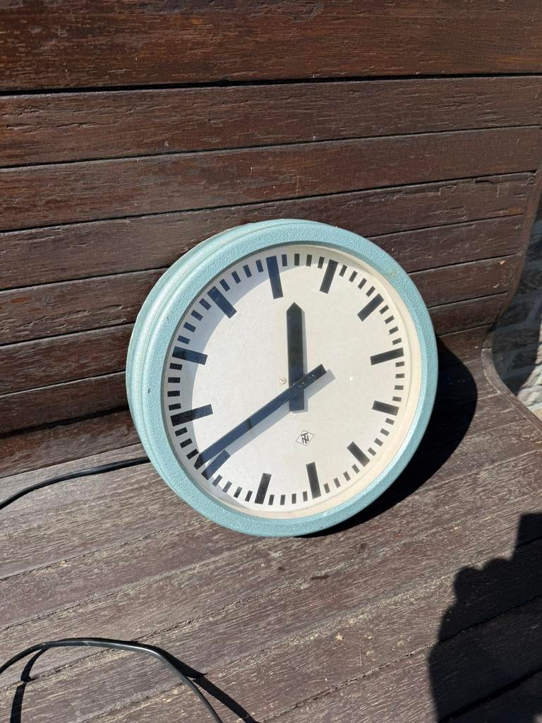 Industriële wandklok TN jaren 50-60 werkend, Antiquités & Art, Antiquités | Horloges, Enlèvement ou Envoi