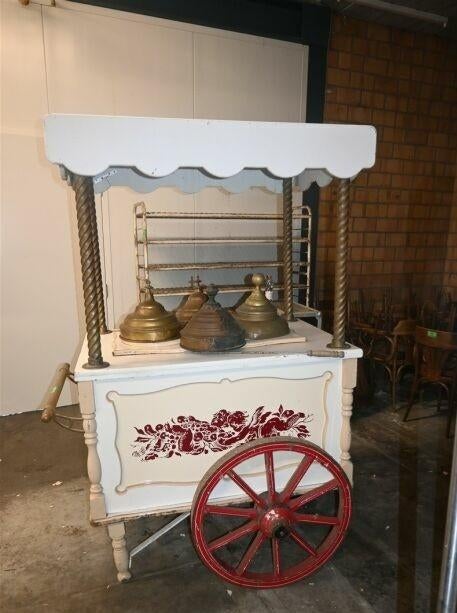 Vintage ijskar met grote houten wielen, Ophalen