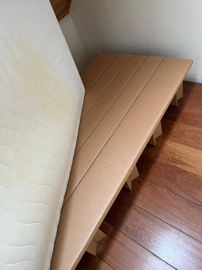 Bed van karton quasi nieuw, Ophalen, Zo goed als nieuw, 200 cm