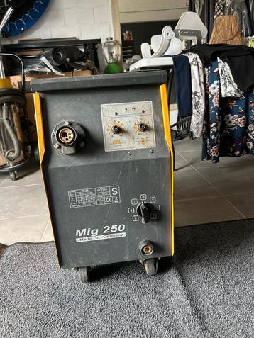 Halfautomatische laspost,bel Patrick op nr. 0475/47 57 23  beschikbaar voor biedingen