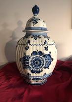 Delfts blauwe dekselvaas groot met bloemen., Antiek en Kunst, Ophalen