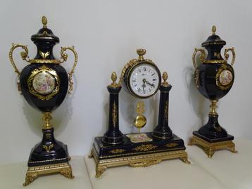 Kobaltblauwe Limoges set – Pendule met bijpassende vazen beschikbaar voor biedingen