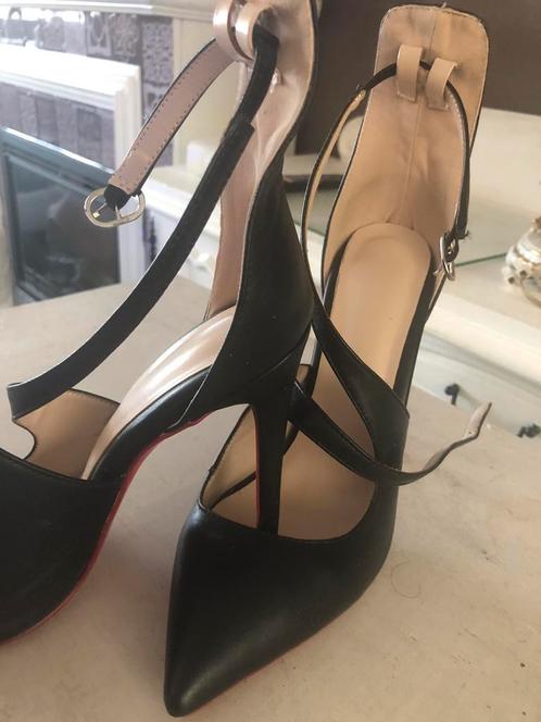 Christian Louboutin pumps mt 38 nog in goede staat, Kleding | Dames, Schoenen, Zo goed als nieuw, Pumps, Ophalen of Verzenden