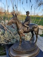 DE JOCKEY OP ZIJN PAARD IN BRONS GESIGNEERD OP EEN SOKKEL, Ophalen of Verzenden, Brons