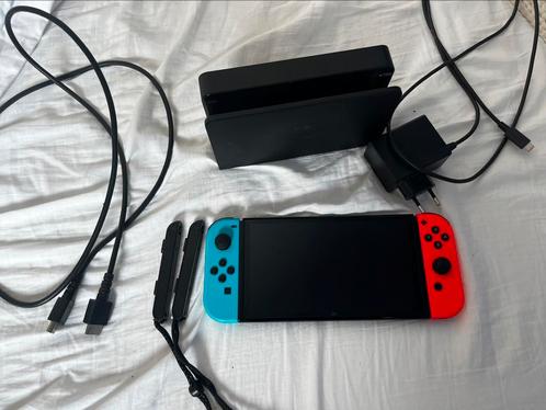 Nintendo Switch OLED + Skull & Co Neogrip + beschermhoesje, Games en Spelcomputers, Spelcomputers | Nintendo Switch, Zo goed als nieuw