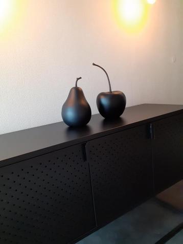 Decoratie - grote zwarte peer en/of appel (27 cm en 31 cm) beschikbaar voor biedingen