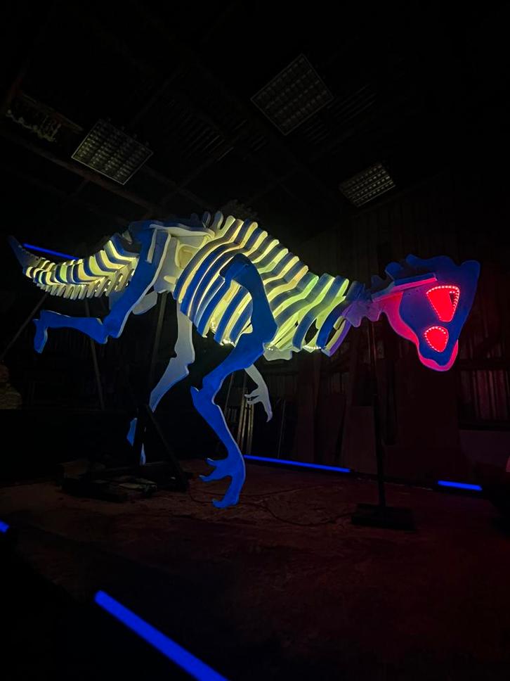 Unieke Dino Met LED, Hobby en Vrije tijd, Knutselen, Zo goed als nieuw, Materiaal, Ophalen