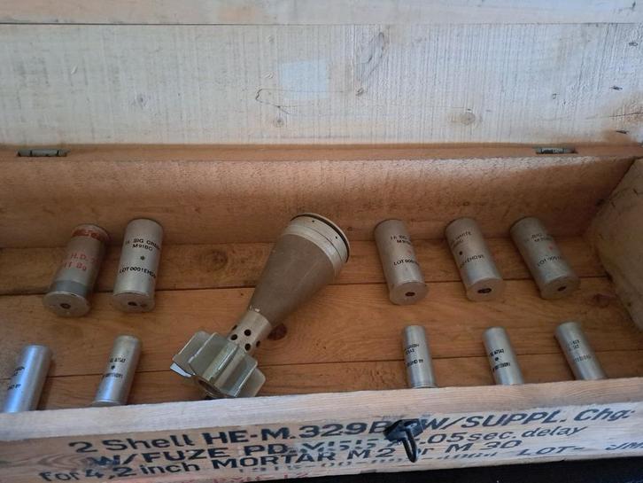 Militaire Mortierkist met Inhoud o.a. mortierstaart  ONKLAAR, Verzamelen, Militaria | Algemeen, Ophalen of Verzenden