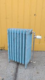 Twee gietijzer radiatoren - wit en blauw, Enlèvement, Utilisé, Radiateur, 30 à 80 cm