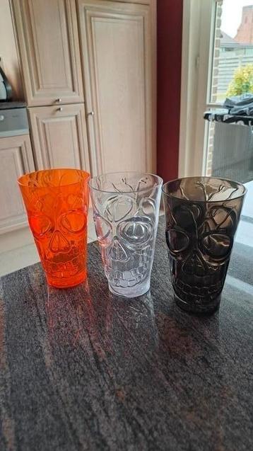 Plasticbekers (Halloween) met doodshoofd beschikbaar voor biedingen