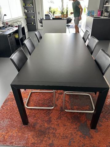 Designtafel zwart Kristalia + 6 stoelen zwart leder beschikbaar voor biedingen