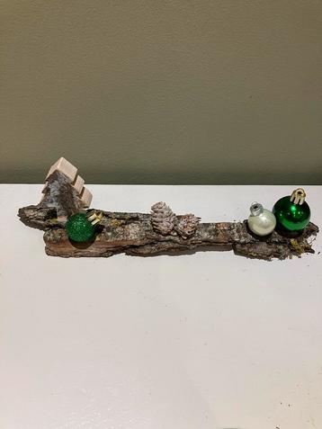 Kerstversiering zelfgecreëerd kerststuk natuur + kerstballen beschikbaar voor biedingen