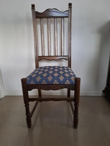 Eiken stoelen beschikbaar voor biedingen