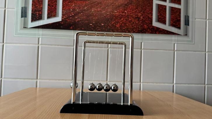 Stalen Slinger Bal voor Bureau Decoratie, Huis en Inrichting, Woonaccessoires | Wanddecoraties, Gebruikt, Ophalen