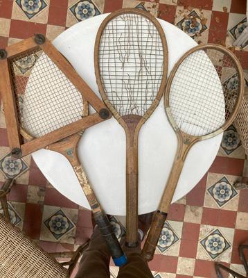 Antieke tennisrackets beschikbaar voor biedingen