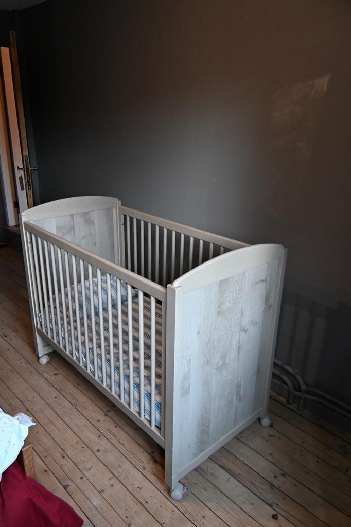 Lit bébé, matelas inclus, Enfants & Bébés, Chambre d'enfant | Lits, Comme neuf, Sommier à lattes, Matelas, Enlèvement