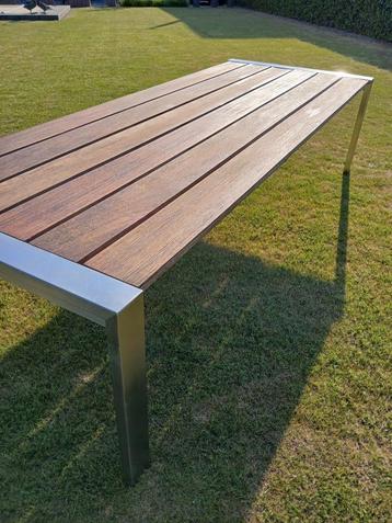 Tuintafel beschikbaar voor biedingen