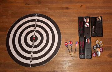 Dartsbord en 16 pijlen Decathlon, Sport en Fitness, Ophalen, Gebruikt, Pijlen