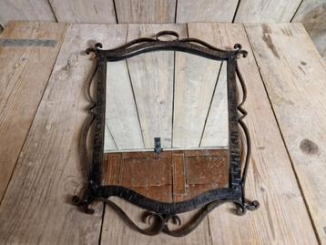 Vintage ijzeren Spiegel beschikbaar voor biedingen