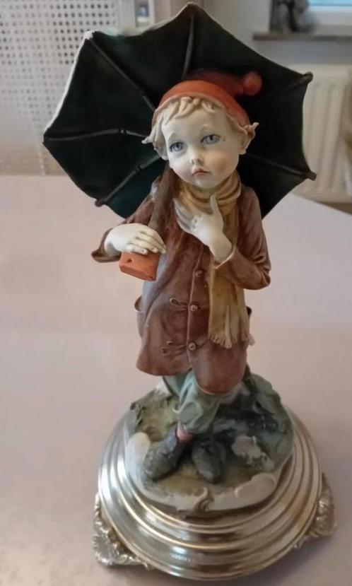 Giuseppe Armani - Capodimonte - jongen met paraplu, Antiquités & Art, Antiquités | Céramique & Poterie, Enlèvement ou Envoi