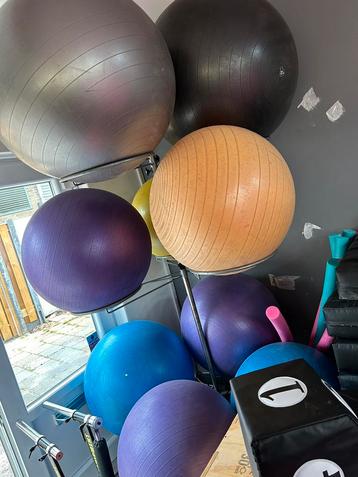Pilates ballen en standaart beschikbaar voor biedingen