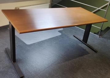Ruim en stevig industrieel bureau beschikbaar voor biedingen