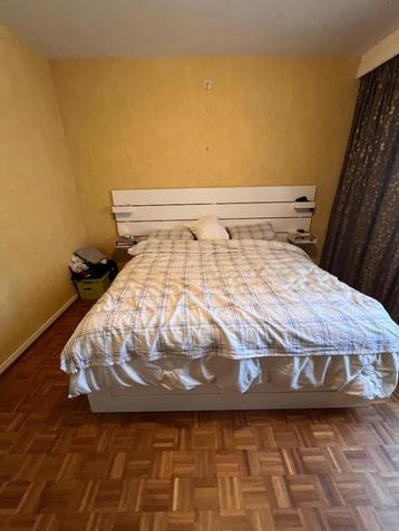 Lit double avec tête de lit et rangements – Excellent état beschikbaar voor biedingen