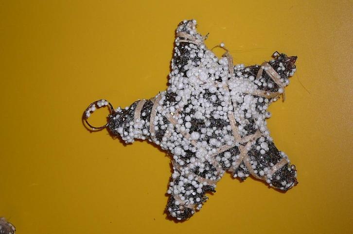 Kerstversiering  :  7 Kerststerren met isomobolletjes, Diversen, Kerst, Ophalen of Verzenden