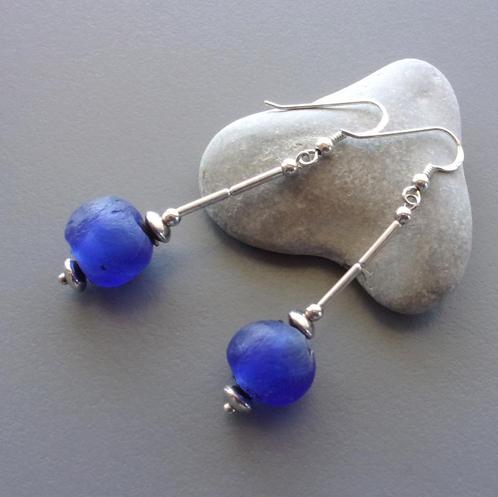 Blauwe oorbellen in Afrikaans glas en 925 zilver, Handtassen en Accessoires, Oorbellen, Nieuw, Hangers, Zilver, Blauw, Ophalen of Verzenden