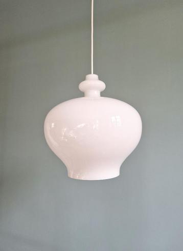 Grande suspension en opaline blanche, H.A. Jakobsson, 1960