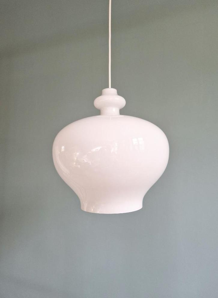 Grote witte opaline suspensie, H.A. Jakobsson, 1960, Antiek en Kunst, Antiek | Verlichting, Ophalen of Verzenden