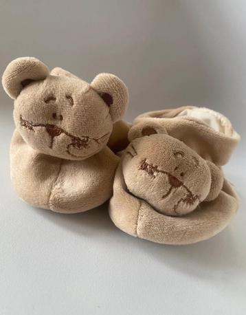 Neuf chaussons à hochet en peluche / Ti amo collection / 0-6 disponible aux enchères