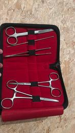 Tasje met schaar - 2 kochers - peiler en anatomisch pincet, Verzenden, Zo goed als nieuw