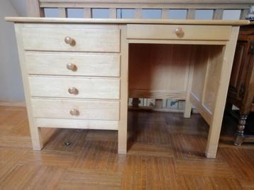 Bureau esdoorn beschikbaar voor biedingen