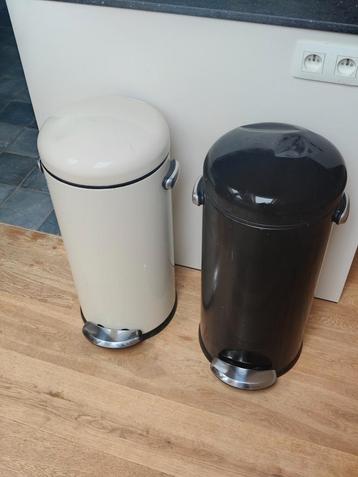 2 grote pedaal vuilnisbakken brabantia wit zwart beschikbaar voor biedingen