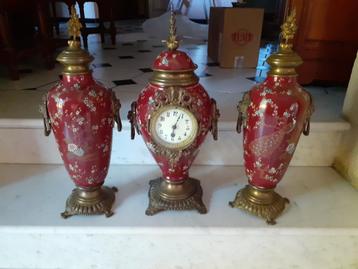 Set de 3 vases anciens avec horloge beschikbaar voor biedingen