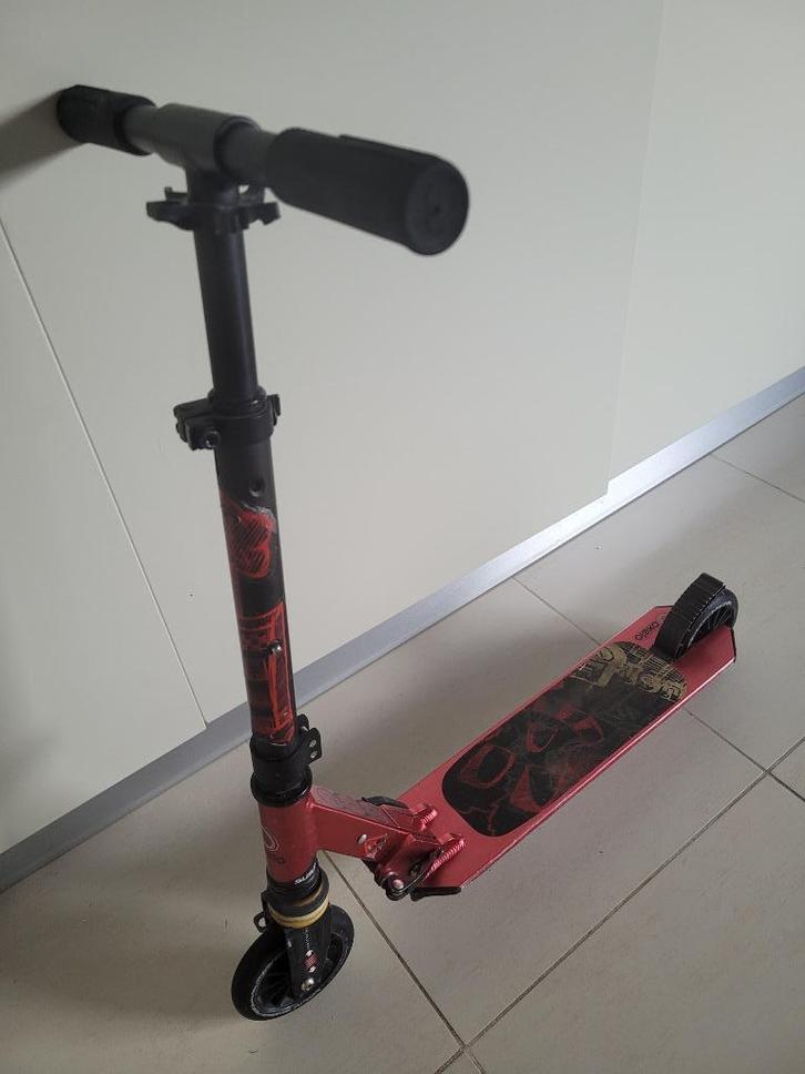 OXELO PLAY 5 rode en zwarte kinderscooter, Fietsen en Brommers, Steps, Gebruikt, Gewone step, Ophalen of Verzenden