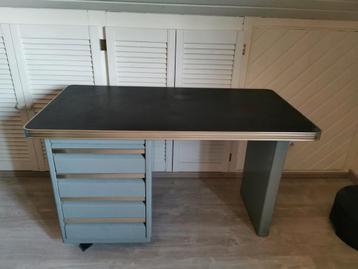 vintage bureau beschikbaar voor biedingen