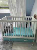 Baby bedje + bijhorend kastje, Kinderen en Baby's, Kinderkamer | Bedden, Ophalen, Zo goed als nieuw, Minder dan 140 cm, Matras