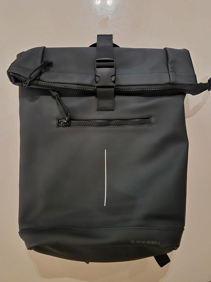 New Rebels - Mart New York Salie Zwart 21L Rugzak, Handtassen en Accessoires, Tassen | Reistassen en Weekendtassen, Nieuw, Zwart