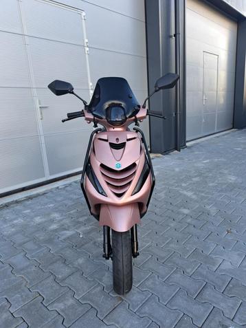 Piaggio Zip 4T Scooter Mat Lichtroze FULL OPTION (A-KLASSE) beschikbaar voor biedingen