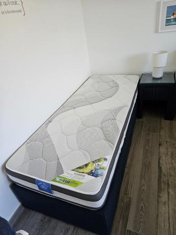 hoogwaardig volledig beddengoed van 0,80 m x 2,00 m beschikbaar voor biedingen