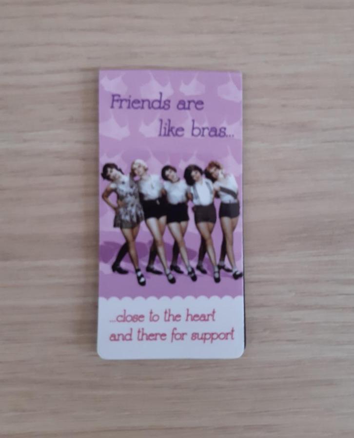 Grappige magneet / bladwijzer 'Friends are like bras', Boeken, Romans, Nieuw, Ophalen of Verzenden