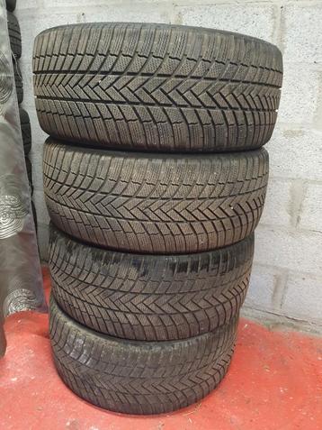 4 pneus Hiver Bridgestone 2x 265/40/21 et 2x 255/40/21 disponible aux enchères