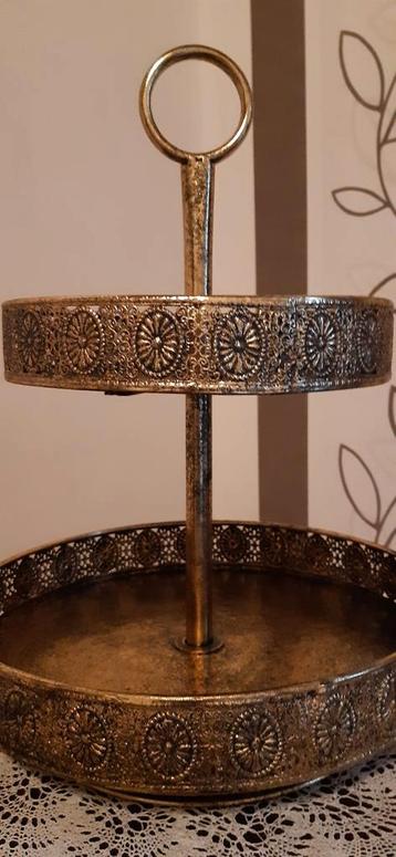 Etagere.  beschikbaar voor biedingen