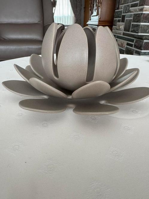 Decoratieve lotusschaal, Huis en Inrichting, Woonaccessoires | Kandelaars en Kaarsen, Zo goed als nieuw, Kandelaar, Minder dan 25 cm