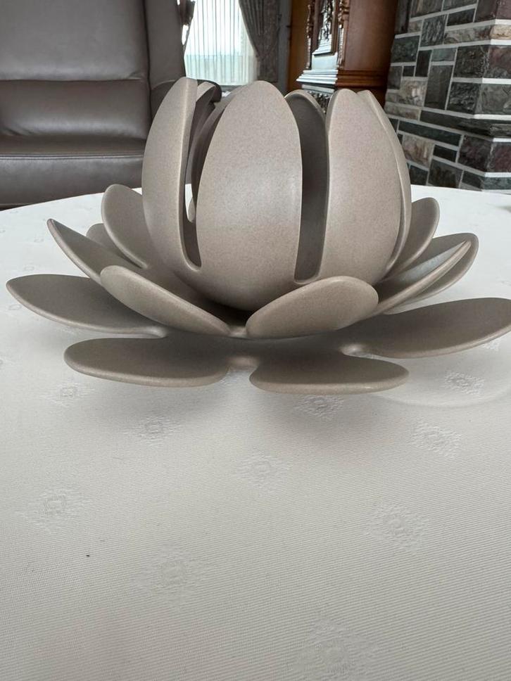 Decoratieve lotusschaal, Huis en Inrichting, Woonaccessoires | Kandelaars en Kaarsen, Zo goed als nieuw, Kandelaar, Minder dan 25 cm